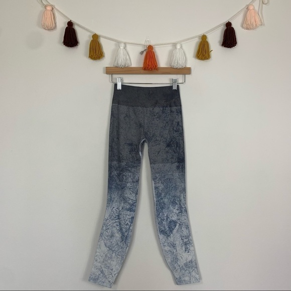 Lululemon Ebb To Train Tight Luna White Black Wash Leggings Size 2 - Picture 2 of 12